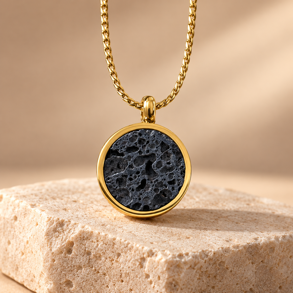 Collier avec pierre volcanique