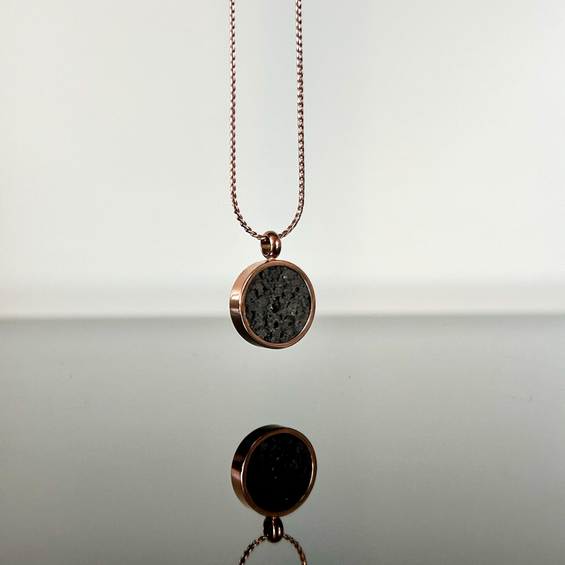 Collier d’aromathérapie Clairsence avec pendentif en pierre volcanique et chaîne en acier inoxydable – Disponible en couleur or rose