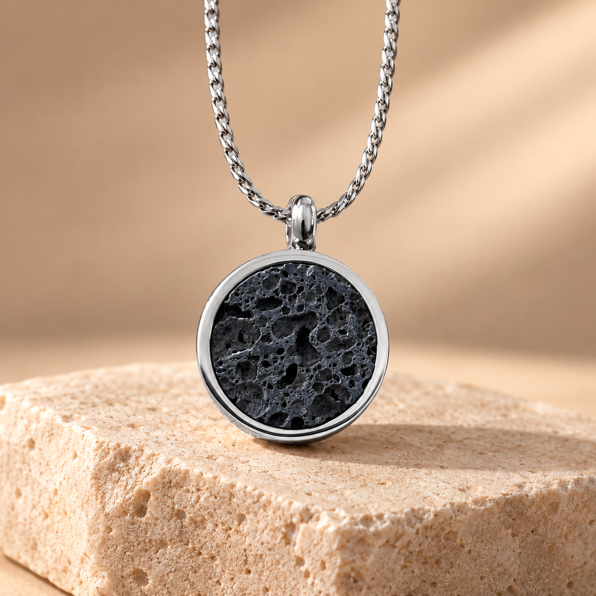 Collier avec pierre volcanique
