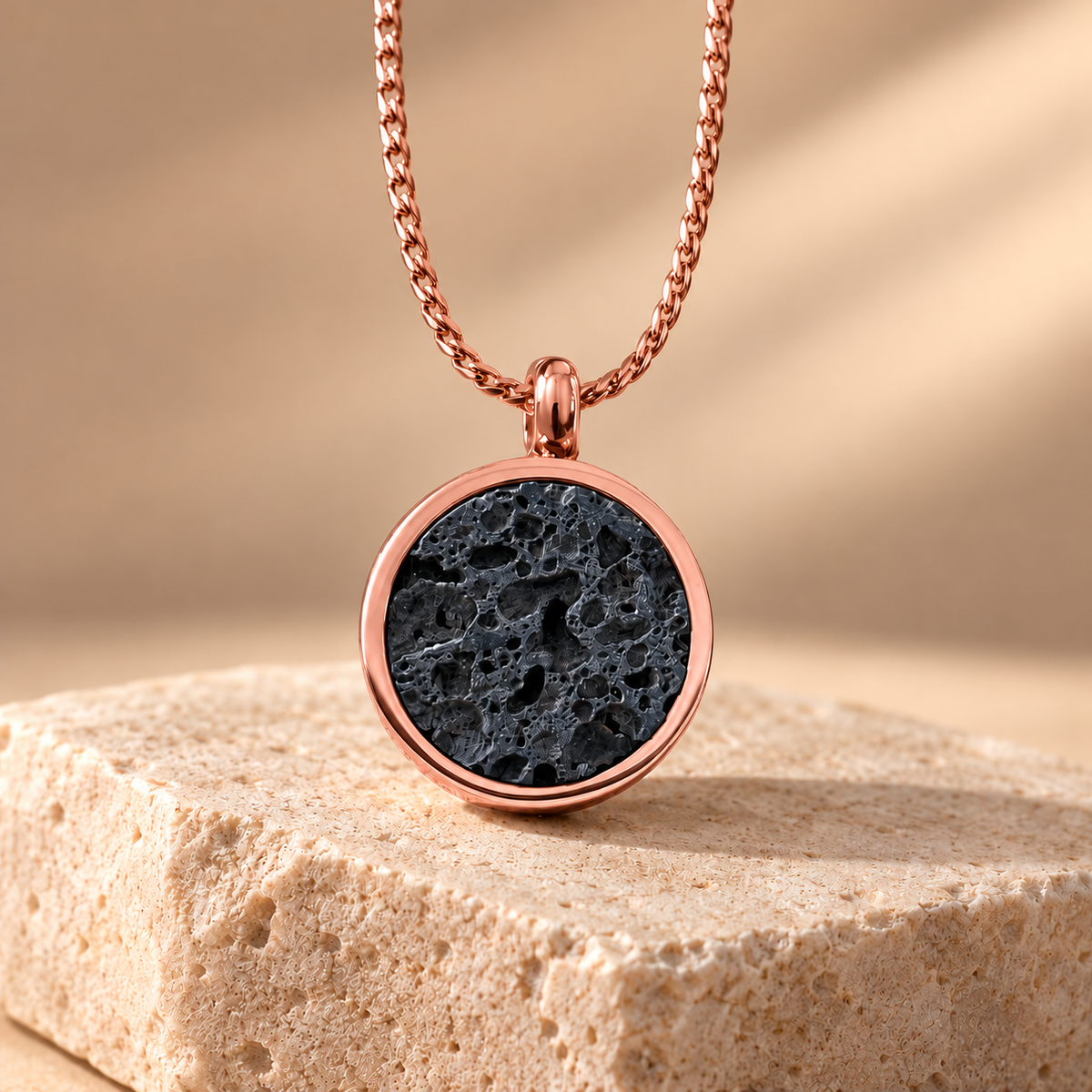 Collier avec pierre volcanique