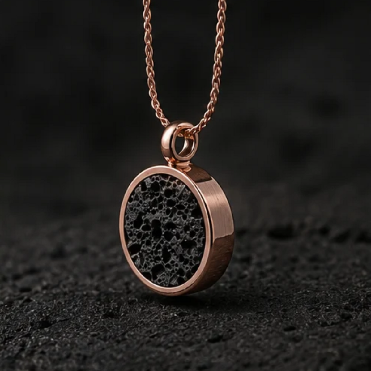 Collier avec pierre volcanique